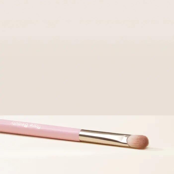 STAY VULNERABLE ALL-OVER EYESHADOW BRUSH